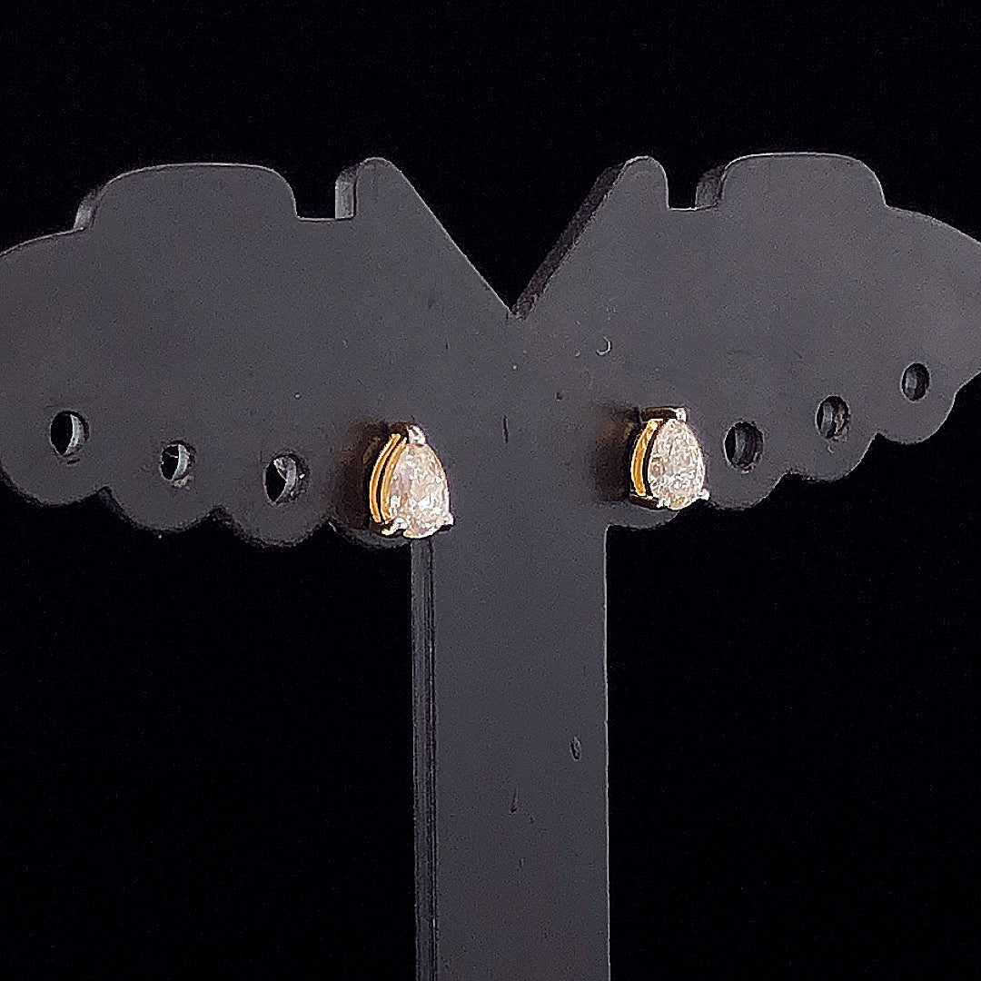 0.11cst Solitaire Pear Diamond Earring